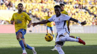 Real Madrid vence Las Palmas e lidera LaLiga; Barça perde para Villarreal e Xavi anuncia saída