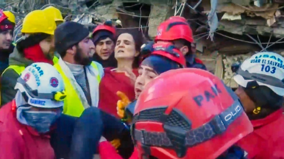 Kind und Frau sechs Tage nach Erdbeben in der T&uuml;rkei lebend aus Tr&uuml;mmern gerettet