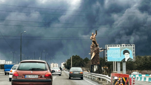 Dep&oacute;sitos de combust&iacute;vel incendiados mergulham Teer&atilde; na escurid&atilde;o