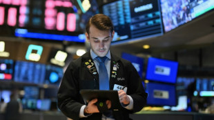 Wall Street en ordre dispers&eacute;, aid&eacute;e par un &eacute;lan de d&eacute;but de mois