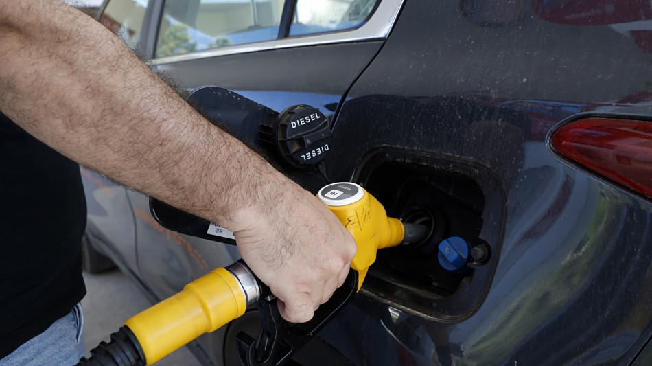 Il petrolio chiude in calo a New York a 100,30 dollari