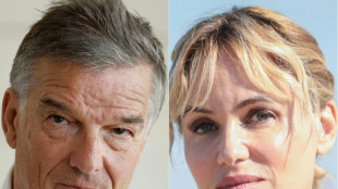 Atriz francesa Judith Godr&egrave;che denuncia diretor Beno&icirc;t Jacquot por 'estupro de vulner&aacute;vel'