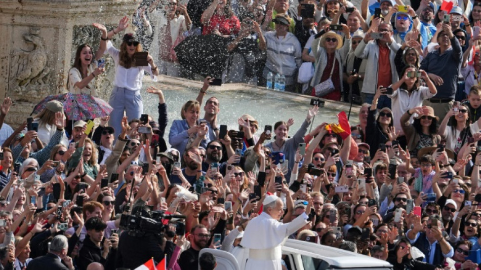 León XIV saluda a los fieles desde el papamóvil antes de la misa inaugural