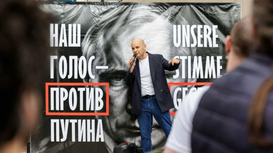 "Nein zum Krieg": Exilrussen protestieren am Wahltag vor Botschaft in Berlin 