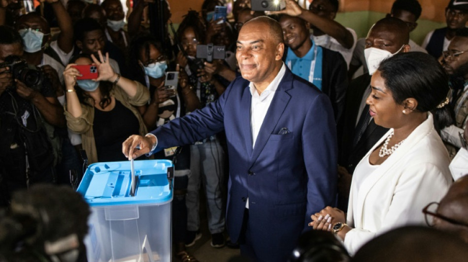 Los angole&ntilde;os votaron en el mayor desaf&iacute;o electoral para el partido en el poder desde 1975