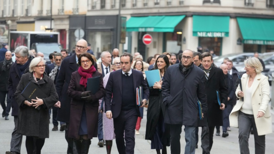 Lecornu met la pression pour disposer d'un budget face aux crises 
