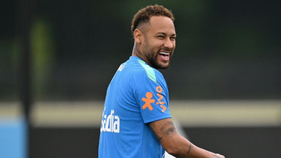 Pai, m&atilde;e e Fl&aacute;vio Bolsonaro desejam sorte a Neymar em sua estreia na Copa