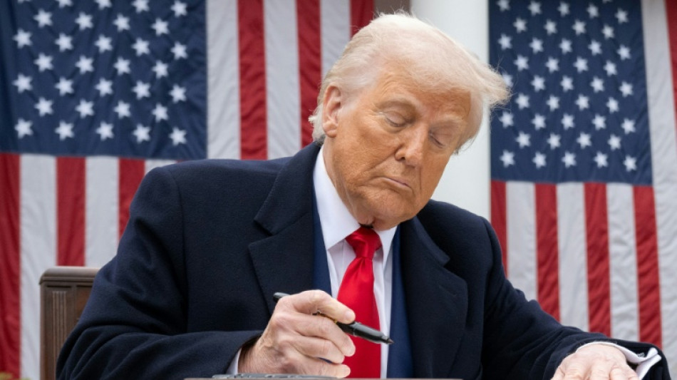 Bolsas operam em queda após ofensiva comercial de Trump
