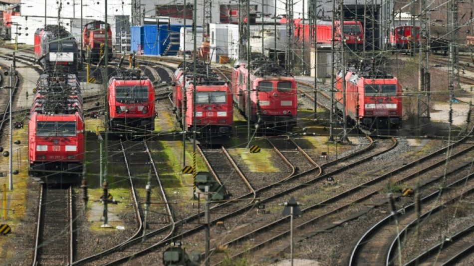 200 Menschen blockieren Abfahrt von Regionalzug aus nieders&auml;chsischem Bahnhof