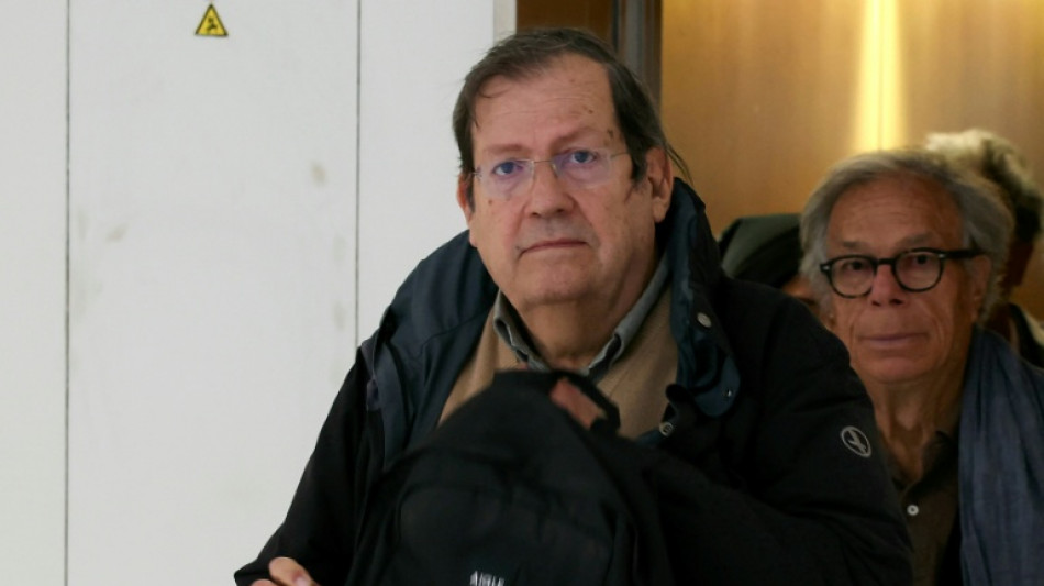 Soup&ccedil;ons d'emploi fictif au Canard encha&icirc;n&eacute;: relaxe pour deux ex-dirigeants, un ancien dessinateur et sa compagne