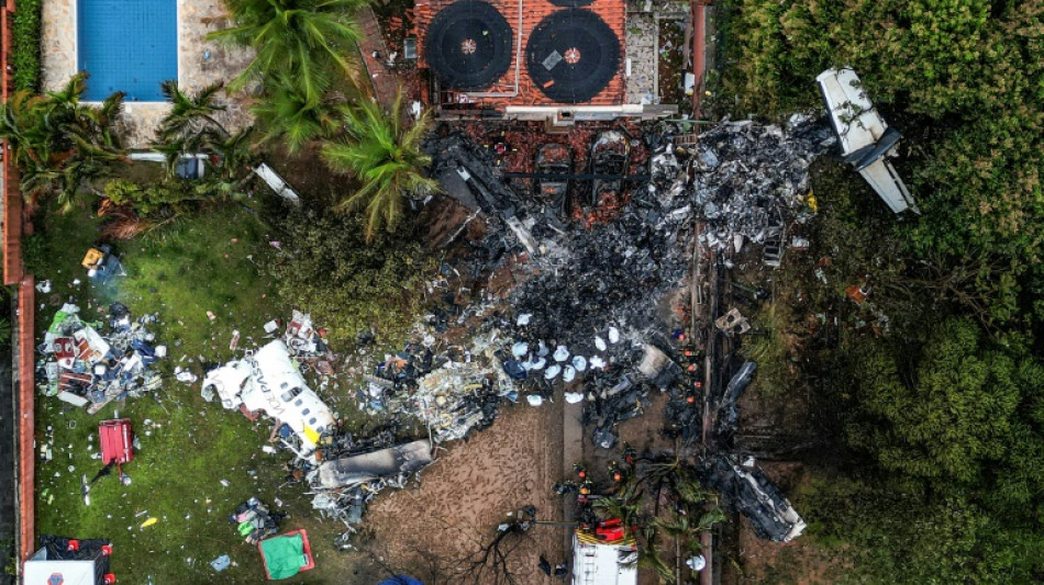 Corpos come&ccedil;am a ser retirados do avi&atilde;o que caiu em Vinhedo; causas permanecem incertas